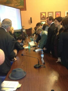 Lo specchio di Luca - Luca Pancalli impegnato a firmare dediche in occasione della presentazione del libro che racconta la sua storia