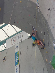 Un fase dei Campionati Italiani Giovanili ad Arco con lo striscione che celebra i 100 anni del CONI