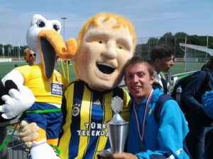 HP_bomber paralimpico Stefano Casile con le due mascotte_Stockey e Dirk Kuyt