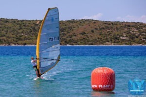 Andrea Ferin in azione nella quarta giornata del Windsurf