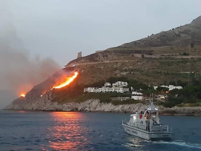 incendio_calampiso_motovedetta_Guardia_di_finana