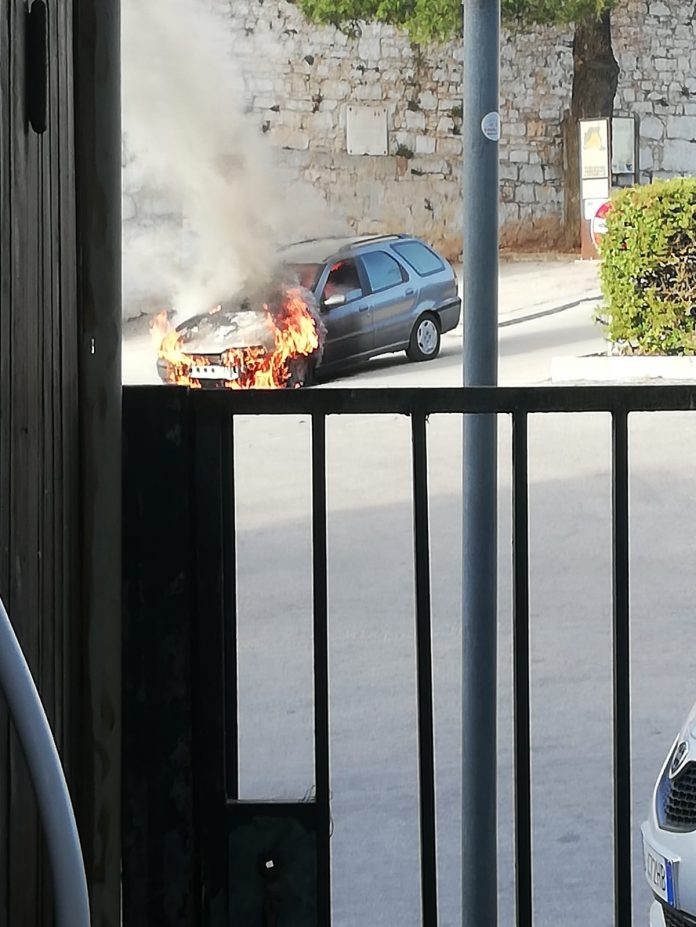 Auto in fiamme Erice