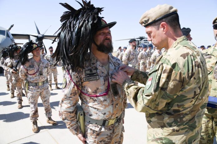 il Ten. Col. Patti riceve la medaglia ungherese