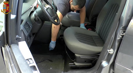 Droga: coppia arrestata con 10 kg hashish in auto a Trapani
