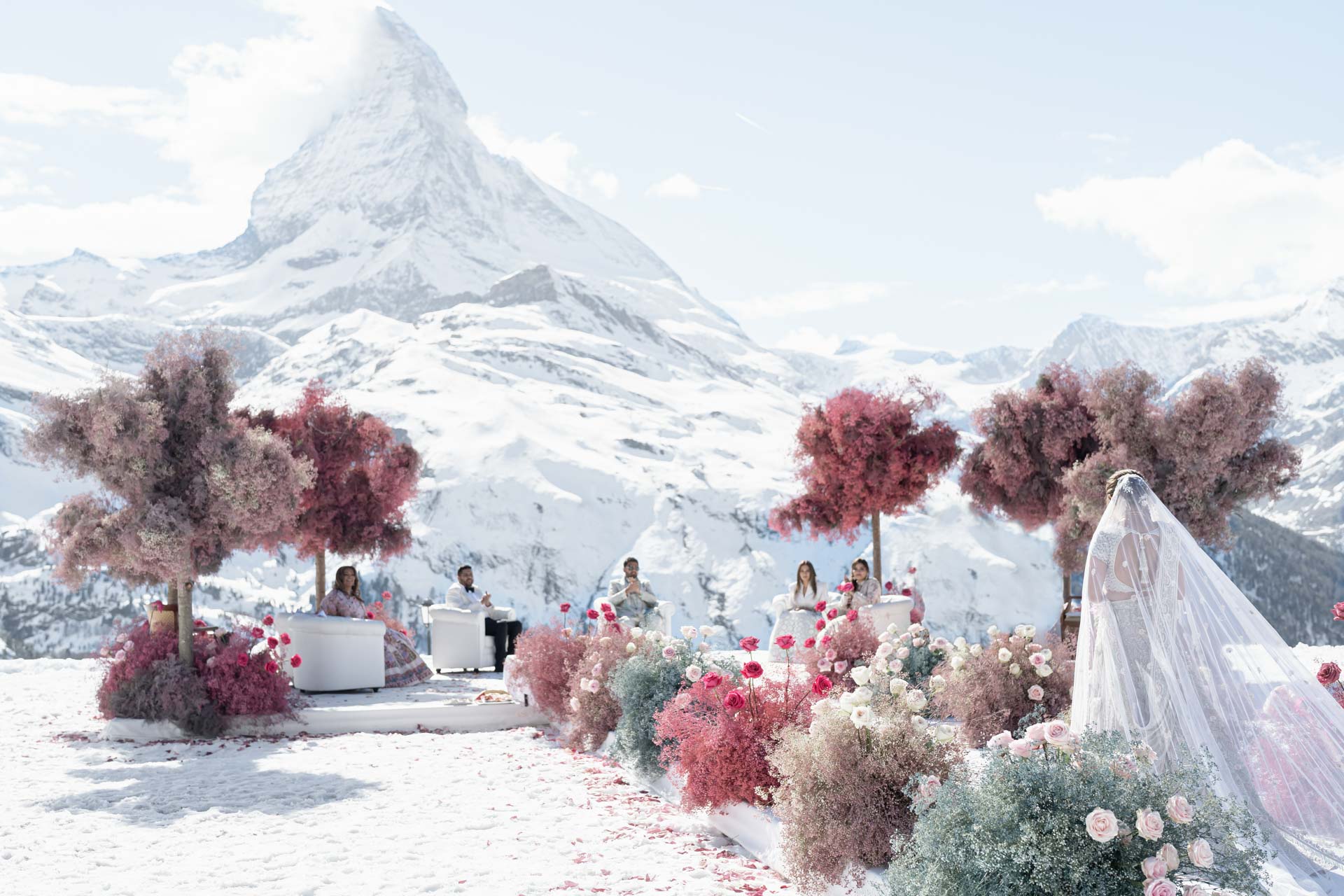 A wedding on the slopes of Matterhorn mountain, between the white of snow and the colors of India :: 30