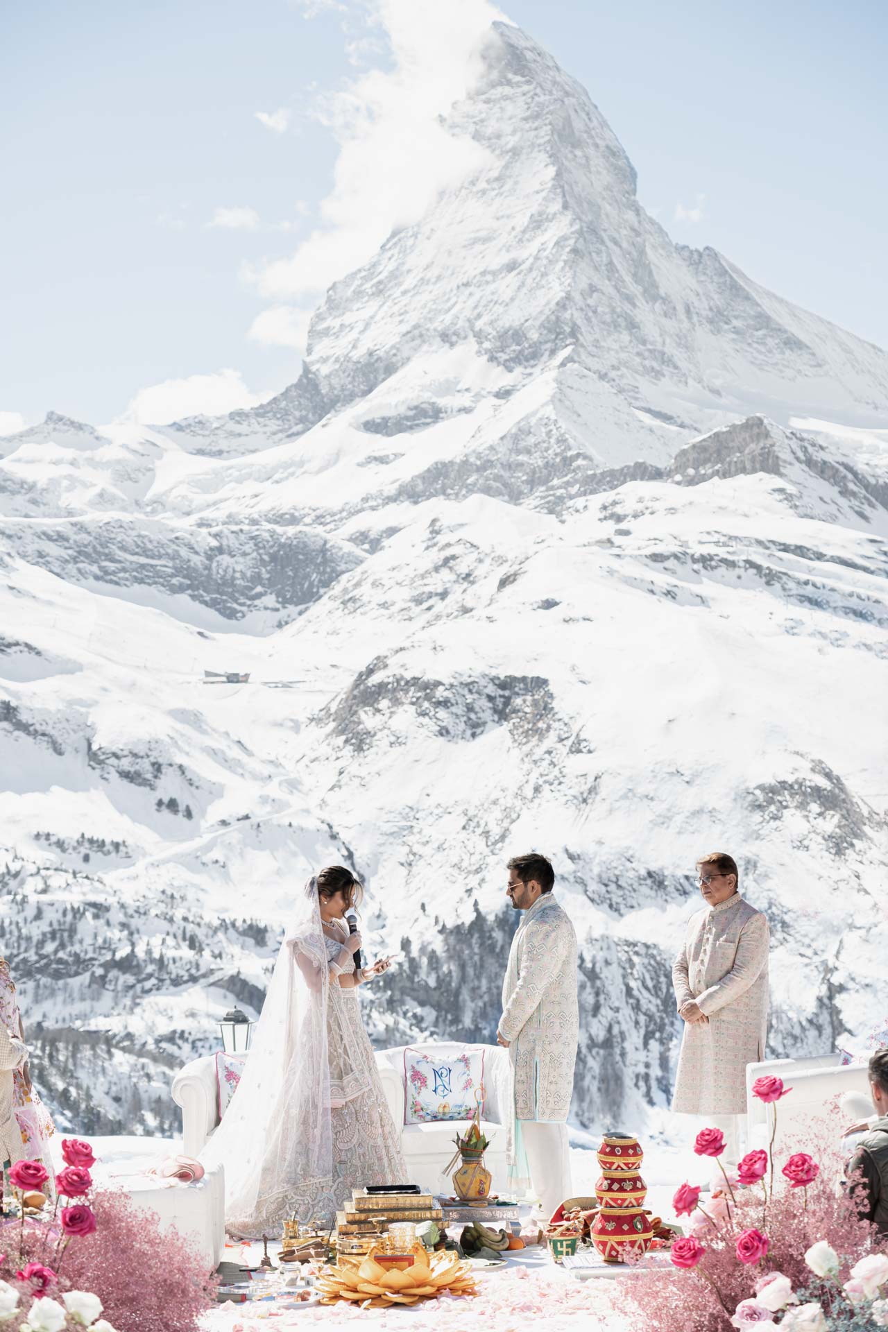 A wedding on the slopes of Matterhorn mountain, between the white of snow and the colors of India :: 31