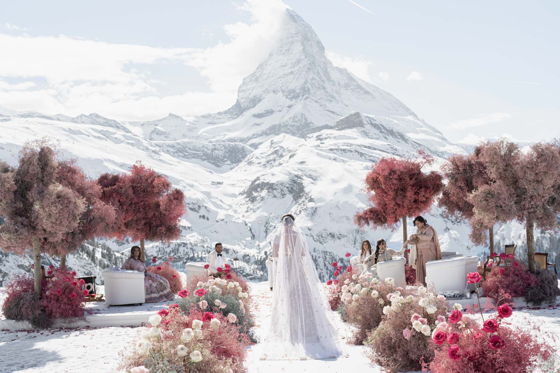 A wedding on the slopes of Matterhorn mountain, between the white of snow and the colors of India :: 33