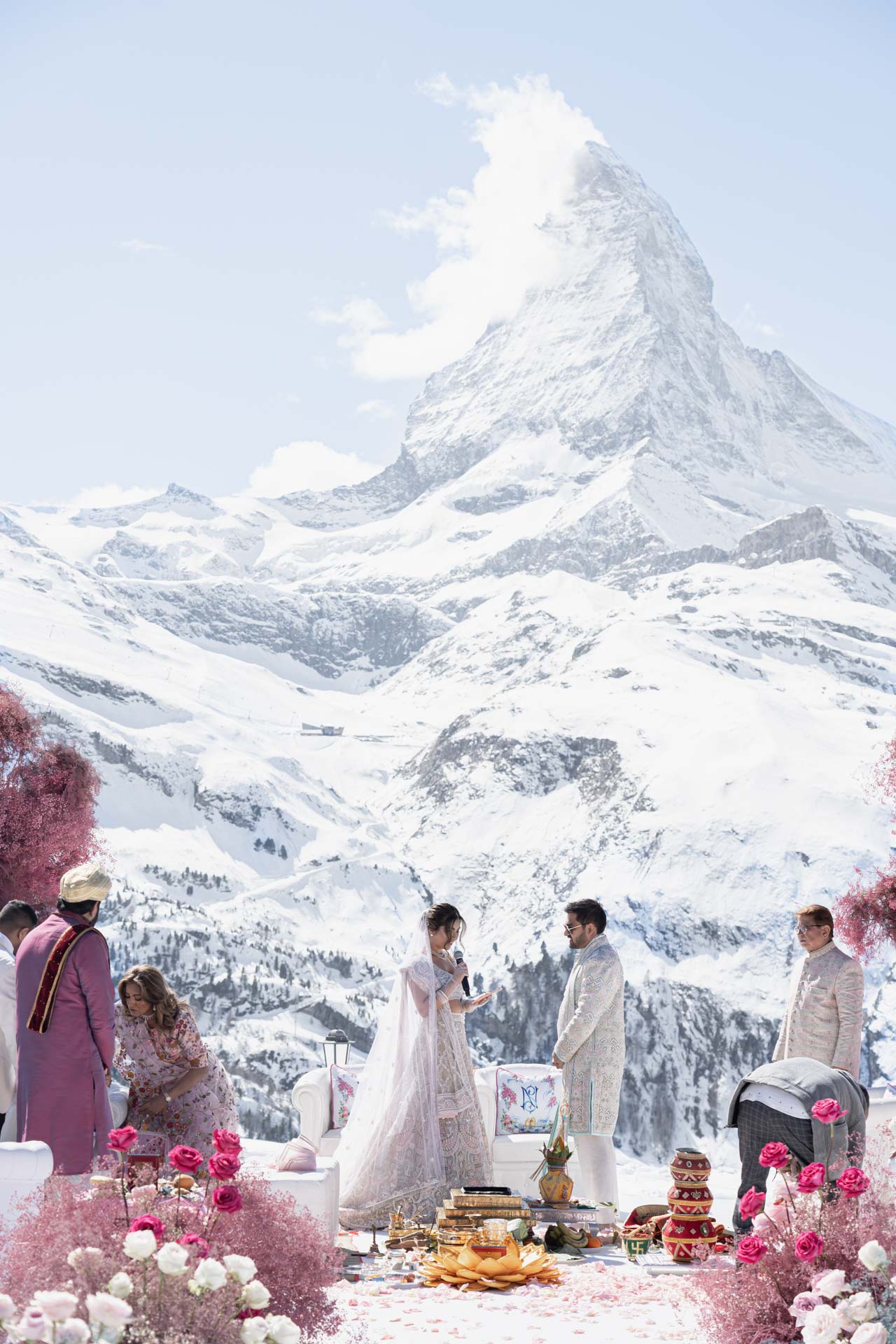 A wedding on the slopes of Matterhorn mountain, between the white of snow and the colors of India :: 35