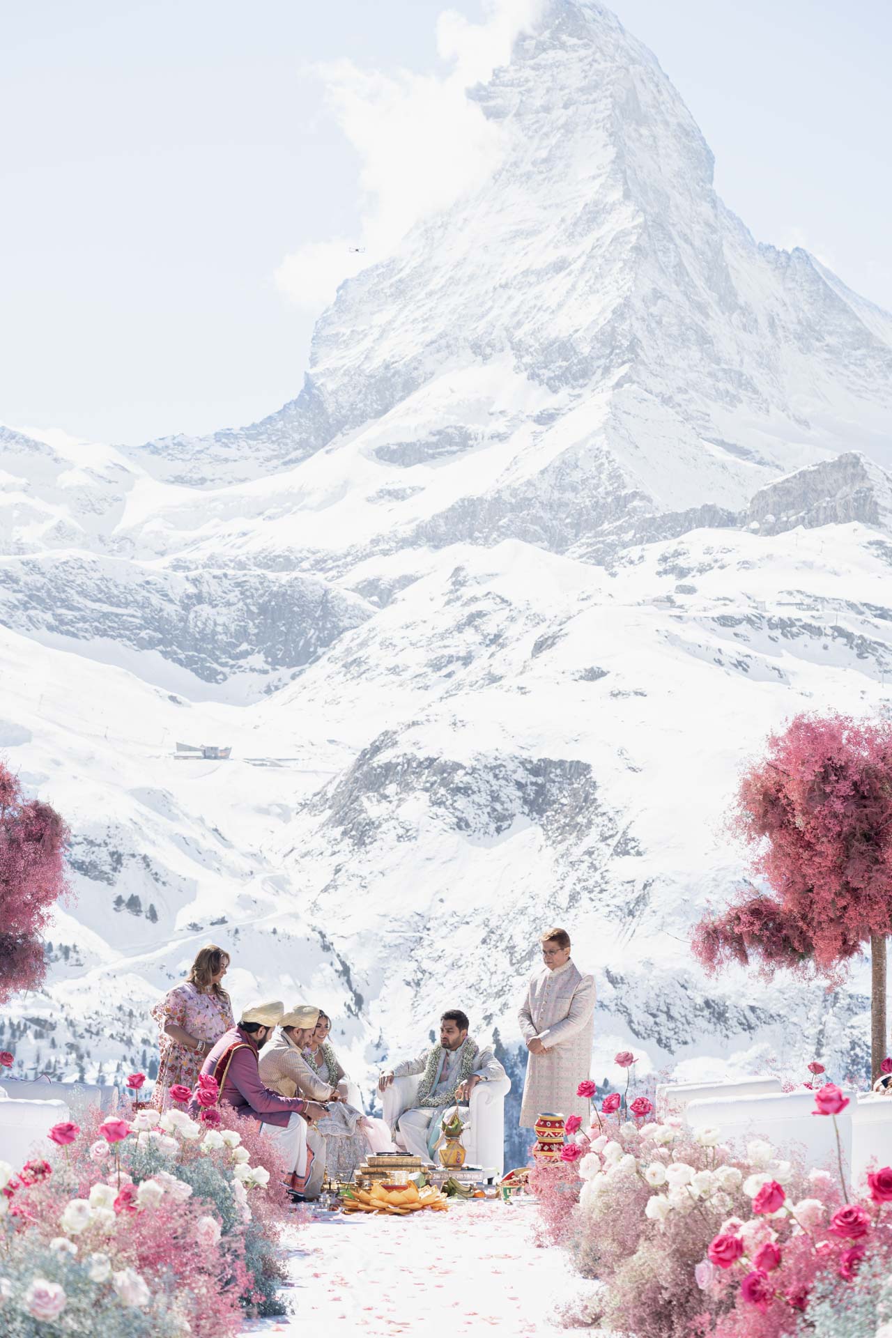 A wedding on the slopes of Matterhorn mountain, between the white of snow and the colors of India :: 37