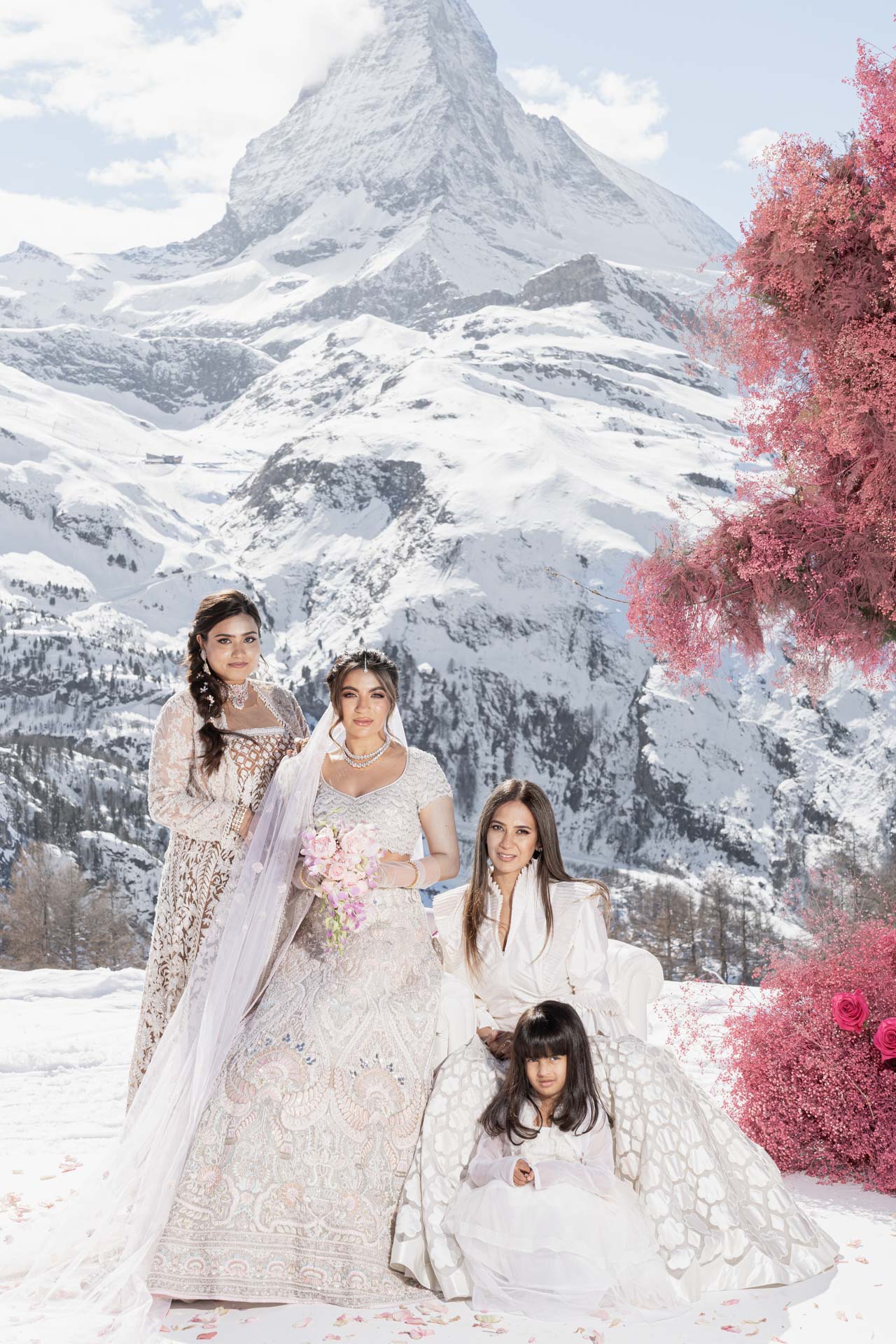A wedding on the slopes of Matterhorn mountain, between the white of snow and the colors of India :: 41