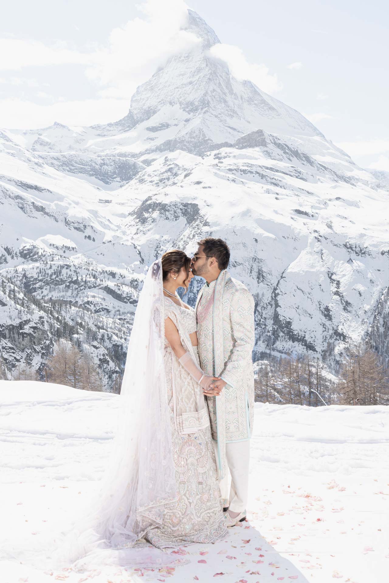 A wedding on the slopes of Matterhorn mountain, between the white of snow and the colors of India :: 42