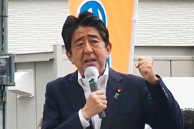 L’ex primo ministro giapponese Shinzō Abe è morto dopo essere stato colpito da un’arma da fuoco