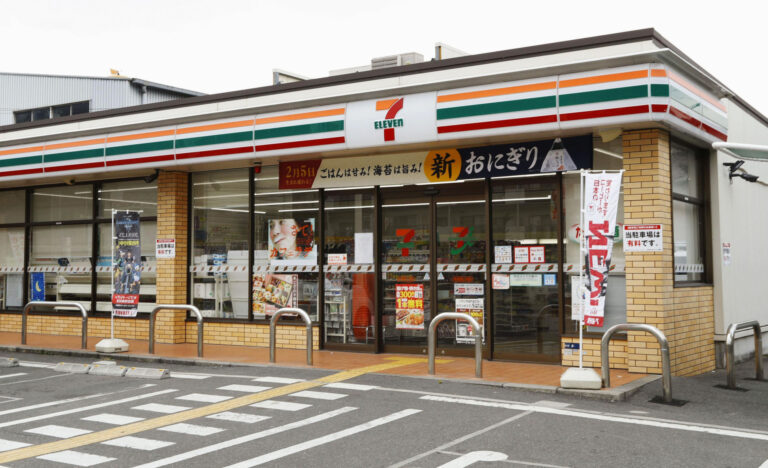 Il commesso di un minimarket giapponese sconfigge il rapinatore con due sole parole