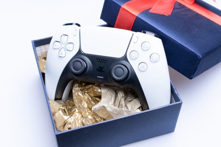 Un Natale all’insegna di PlayStation: giochi, console e accessori per ogni appassionato