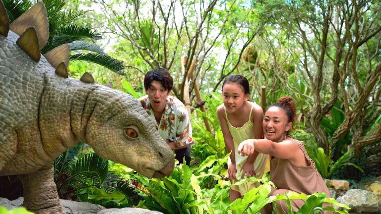 Junglia Okinawa apre ufficialmente: il nuovo parco tematico tra dinosauri e natura incontaminata