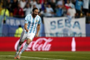 (150621) -- VINA DEL MAR, June 21, 2015 (Xinhua) -- Argentina's Gonzalo Higuain celebrates after scoring during a Group B match against Jamaica at the 2015 American Cup, held at Sausalito Stadium in Vina del Mar, Chile, on June 20, 2015. Argentina won 1-0. (Xinhua/Guillermo Arias) (fnc)