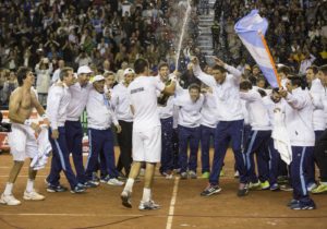 (150719) -- VILLA MARTELLI, July 19, 2015 (Xinhua) -- Argentina's tennis players and the coaching staff celebrate after defeating Serbia's tennis players Viktor Troicki and Nenad Zimonjic, at the end of their Davis Cup World Group quarterfinal doubles tennis match, at Tecnopolis stadium in Villa Martelli, Buenos Aires, Argentina on July 18, 2015. (Xinhua/Martin Zabala)