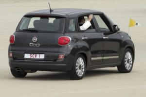 papa francesco e fiat 500l