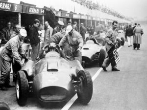 La Presse- Germania 1956, la Ferrari di Eugenio Castellotti ai box nel corso delle prove