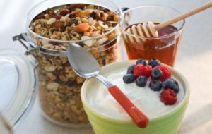 yogurt intero, cereali, miele e frutti di bosco