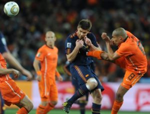 Nigel de Jong colpisce Xabi Alonso - Finale Coppa del Mondo 2010 Olanda v Spagna