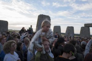 Regno Unito, a Stonehenge le celebrazioni per il solstizio d'estate