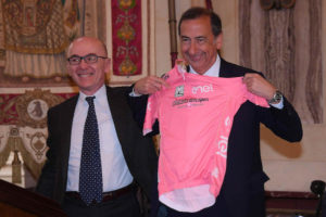 Nicola Lanzetta di Enel consegna la Maglia Rosa al Sindaco Sala