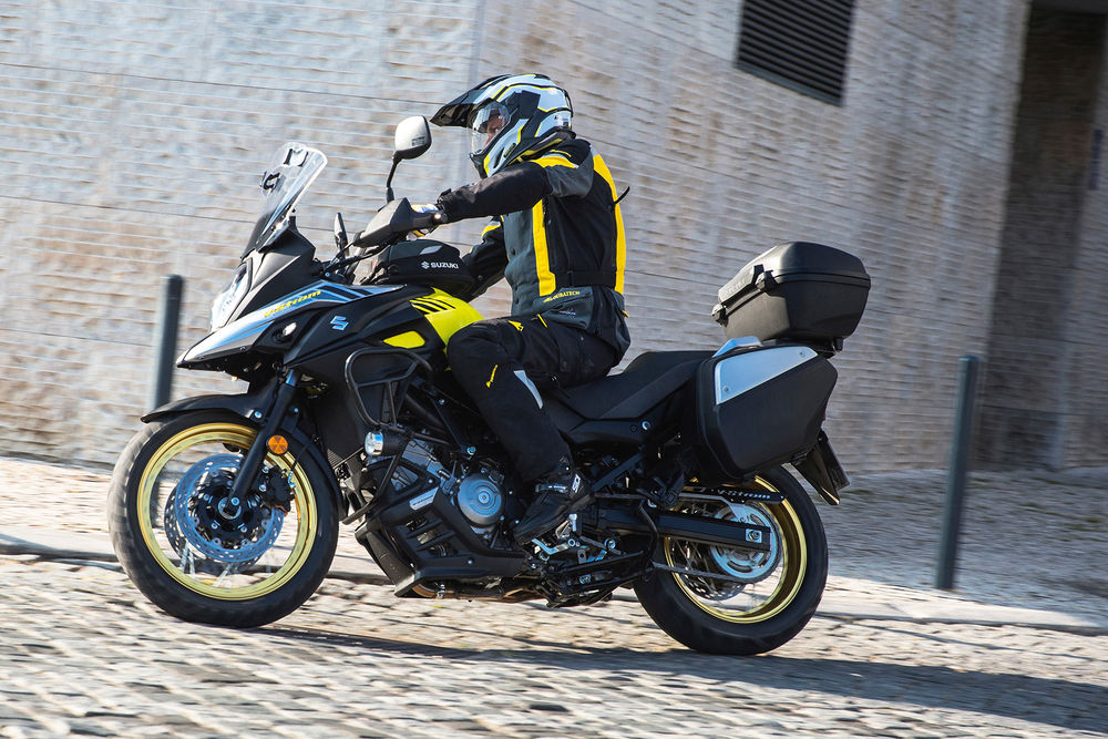 Suzuki V-STROM 650: l'enduro ideale per una guida sportiva e divertente  [FOTO]