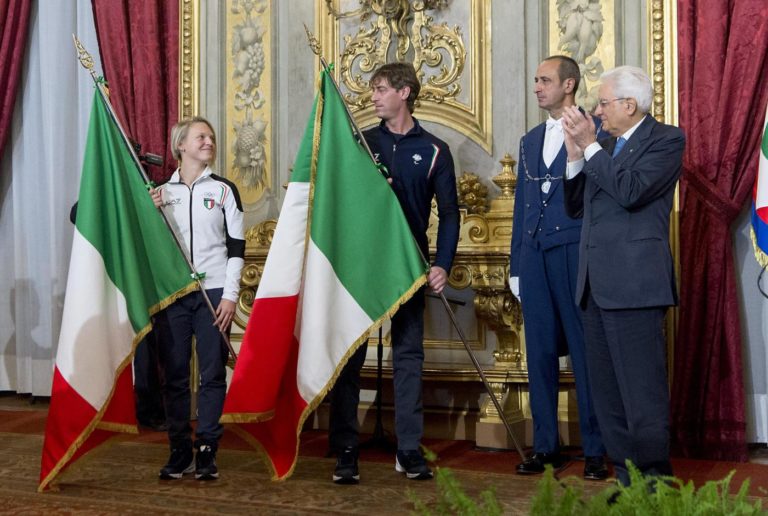 Il Presidente Mattarella consegna la Bandiera agli atleti in partenza per i Giochi Olimpici