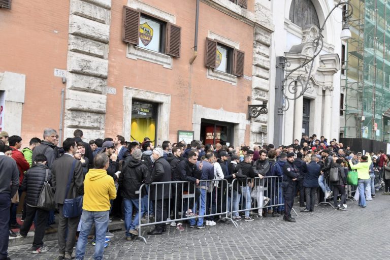 Fila di tifosi al Roma