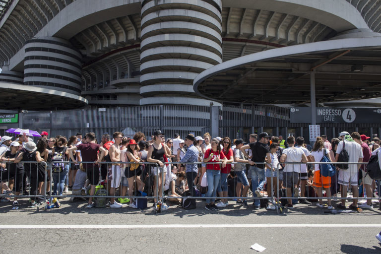 Stadio San Siro: fans in attesa del concerto di J-Ax e Fedez