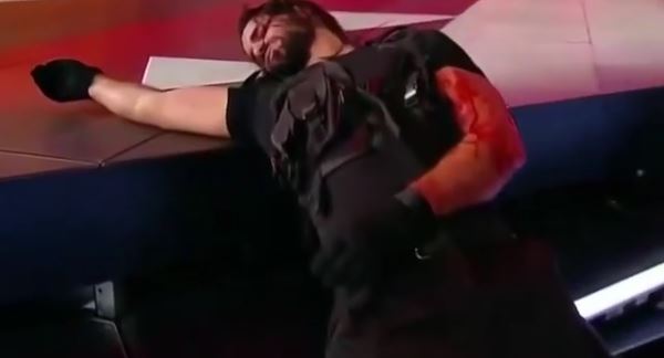 Seth Rollins infortunio sangue braccio puntata raw