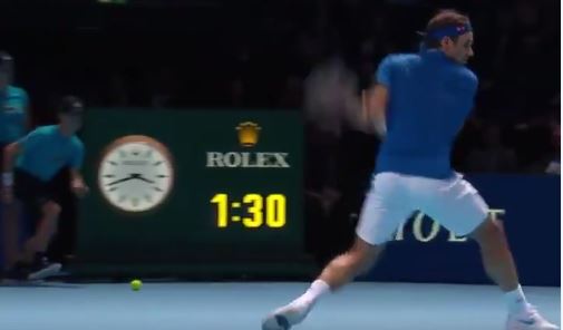Federer ball boy fa cadere pallina ATP Finals