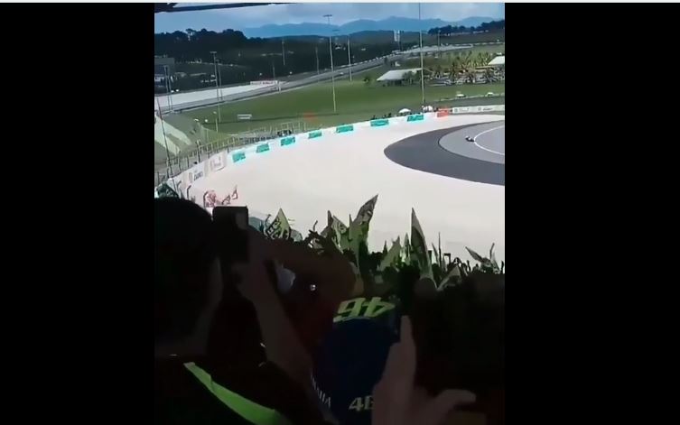 reazione tifosi valentino rossi caduta malesia