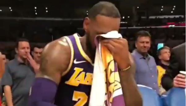 LeBron James Lakers lacrime panchina record