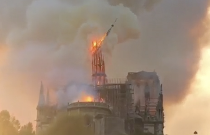 notre dame parigi crolla guglia