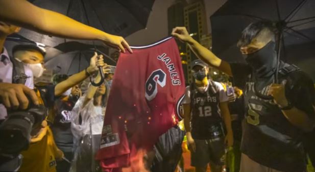 Protestanti Hong Kong bruciano magliette LeBron James