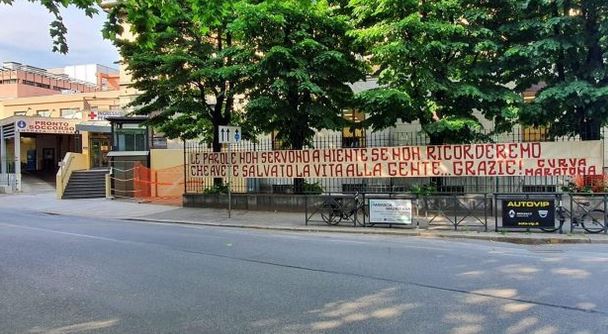 Striscione tifosi Torino medici