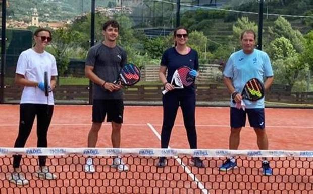 Charles Leclerc gioca a padel