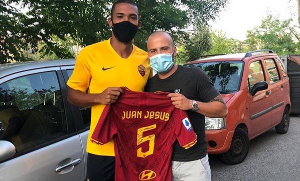 Juan Jesus regala maglia tifoso