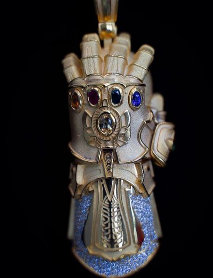 Collana Zion Williamson guanto Thanos (1)