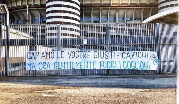 Striscione Inter fuori i coglioni