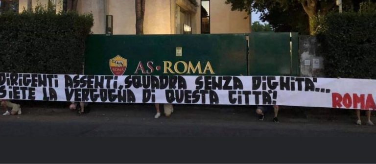 Striscione contestazione Roma