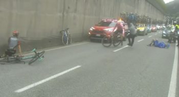 Giro d'Italia caduta Alberto Bettiol colpito da un addetto