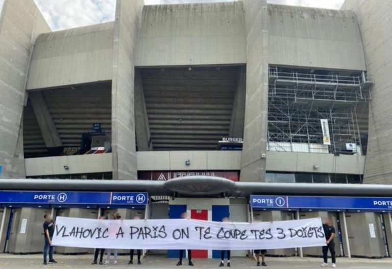 Striscione Vlahovic PSG