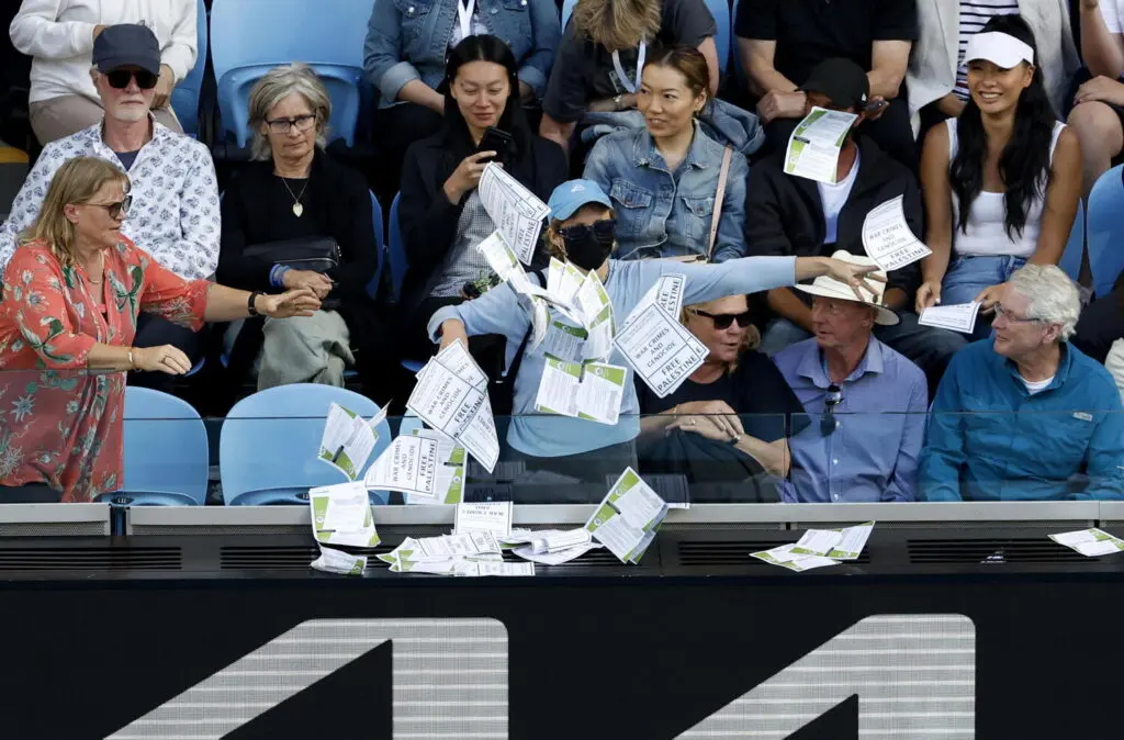 Volantini 'Free Palestine' Australian Open match Zverev-Norrie