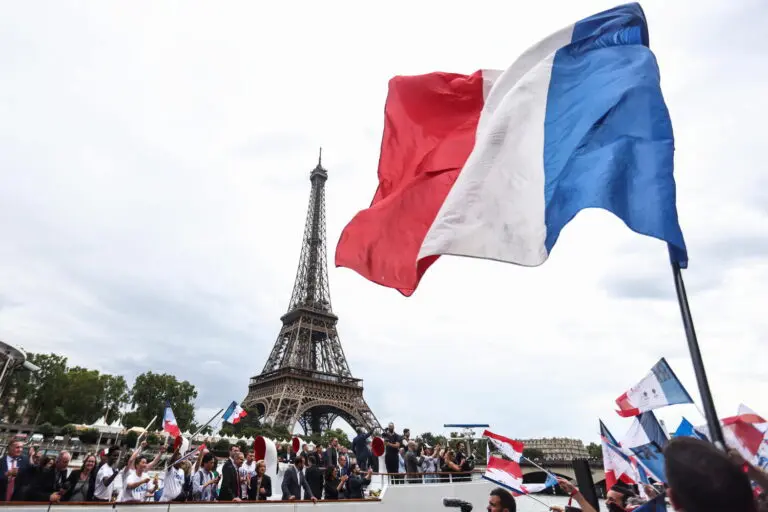 Tour Eiffel bandiera Francia Olimpiadi Parigi 2024