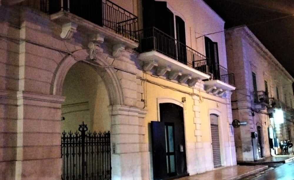 Giovinazzo, crolla il solaio: bimba di un anno salva per miracolo