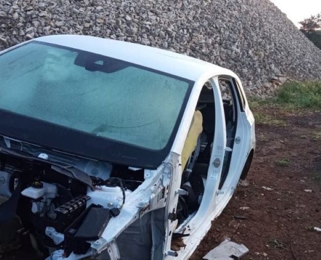 Giovinazzo, trovate in campagna auto rubate e cannibalizzate: pezzi smontati per essere rivenduti