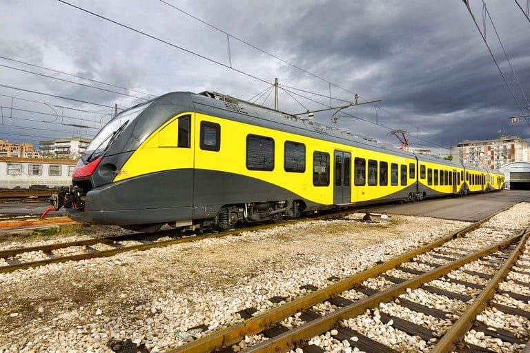 Ruvo, a piedi sui binari viene sfiorato da treno in corsa: in codice rosso cittadino marocchino